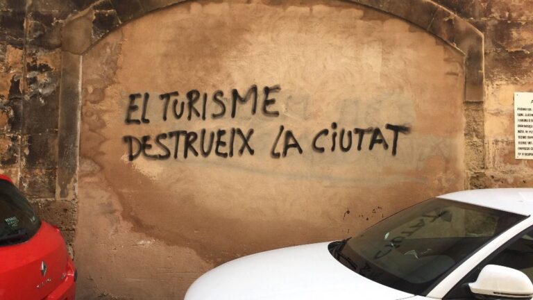 Una de las pintadas aparecidas en Ciutat