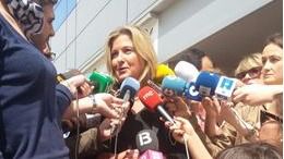 Virginia López-Negrete atendiendo a la prensa