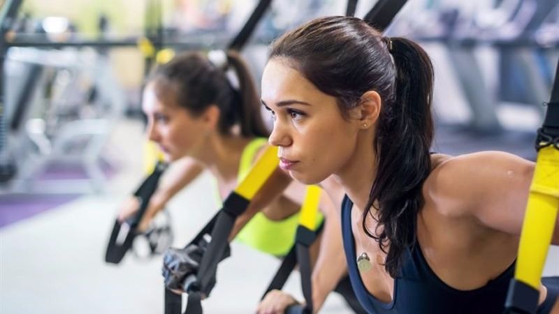 Imagen de una joven haciendo deporte