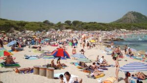 Playa llena de turistas