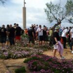 Imagen de los turistas 'de fiesta' hasta en los jardines