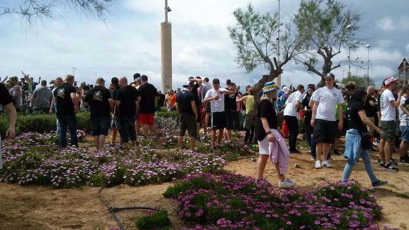 Imagen de los turistas 'de fiesta' hasta en los jardines