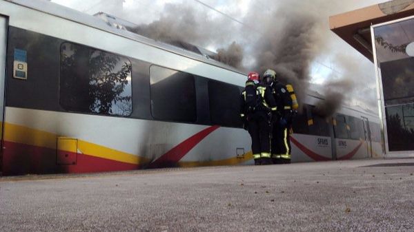 Imagen de los Bomberos de Mallorca trabajando en el tren