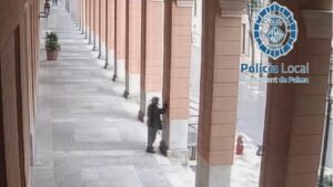 El hombre, cazado por una c&aacute;mara den las inmediaciones del Parlament