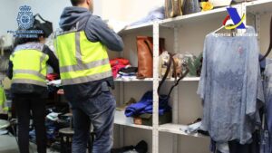 Momento de la intervenci&oacute;n policial en los talleres de Valencia