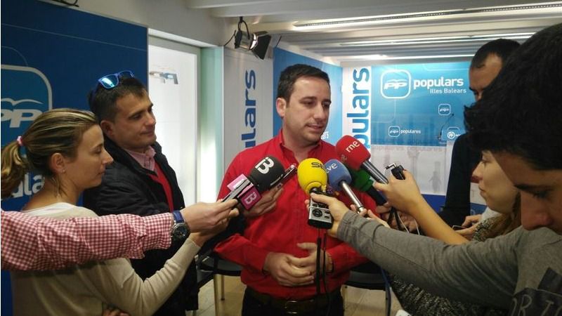 Ferrer, atendiendo a los medios