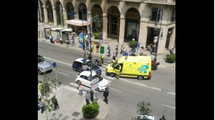 Una ambulancia atiende a la mujer en el lugar de los hechos