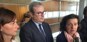 Vicent Torres junto a Fina Santiago y Lydia Jurado