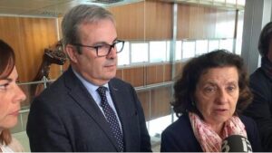 La consellera Fina Santiago con Vicent Torres, pdte. del Consell d'Eivissa