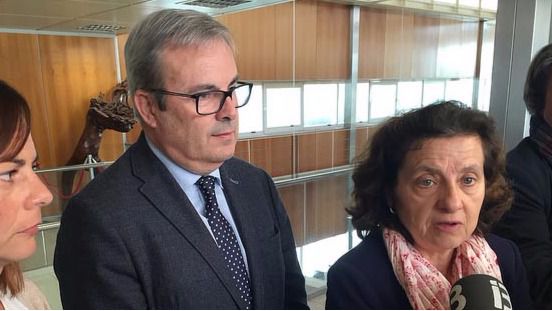 La consellera Fina Santiago con Vicent Torres, pdte. del Consell d'Eivissa