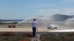El avi&oacute;n ha sido ba&ntilde;ado con agua, como marca la tradici&oacute;n