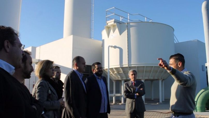 El conseller Vidal y el alcalde Marí en una visita a la desaladora