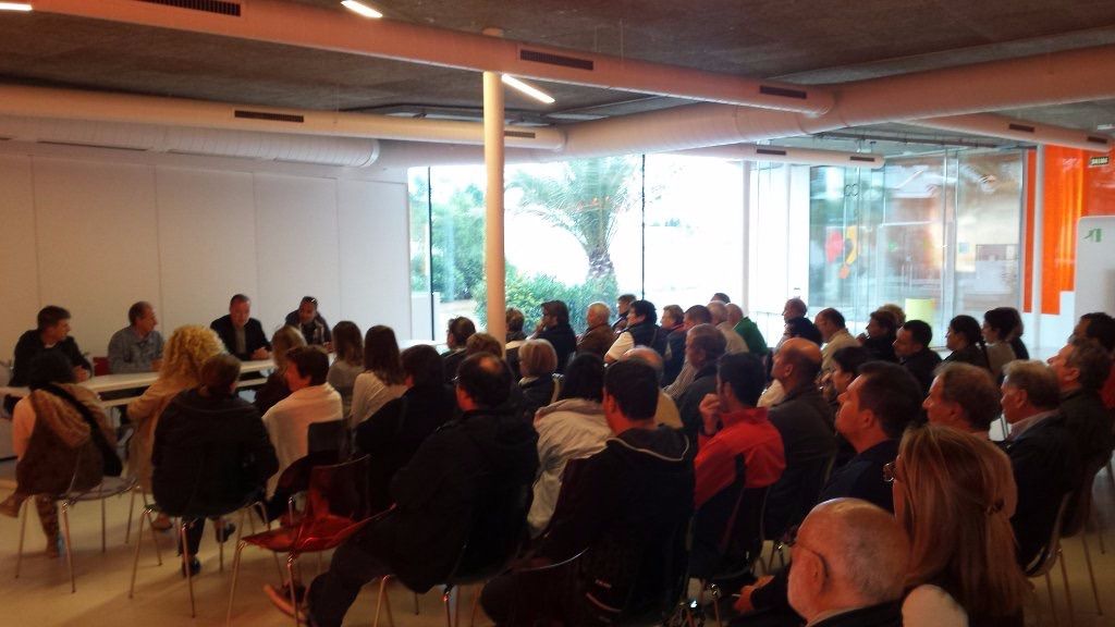 La sala del Centro Cultural de Jesús se llenó de vecinos, pero no acudió ningún representante de la institución insular