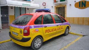 La policia local de Vila se encontraba patrullando por La Marina