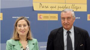La ministra Ana Pastor con el el secretario de Estado Julio G&oacute;mez-Pomar