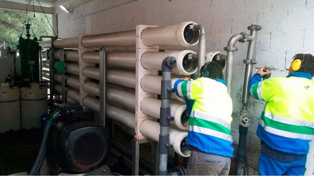 Operarios de Aqualia trabajan en la desaladora de ses Eres