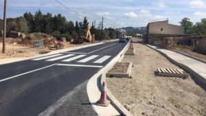 Pese a que se ha abierto al tr&aacute;fico rodado, a&uacute;n no hay aceras ni carril bici