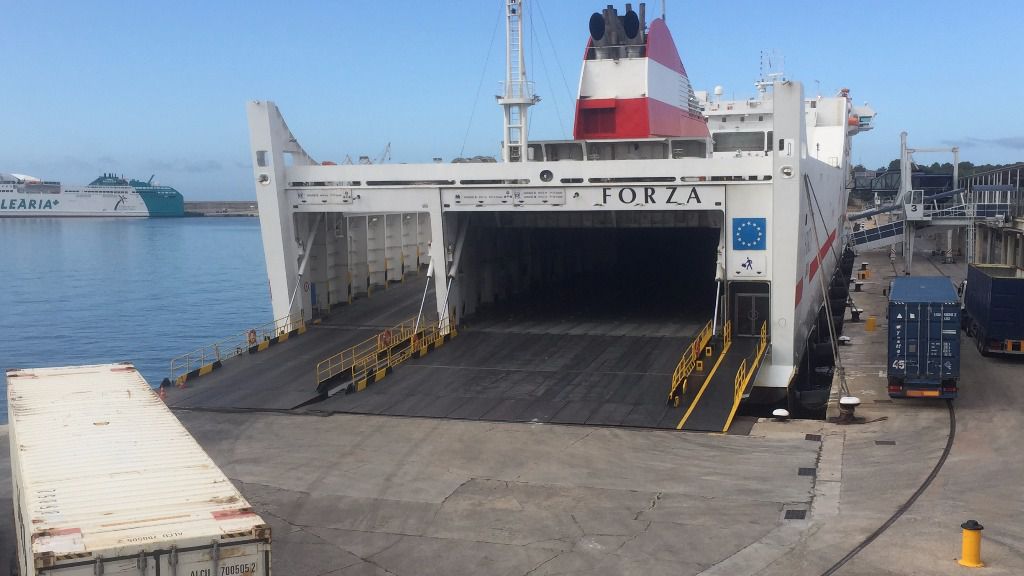 barco atracado embarque camiones