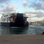 Un ferri parte del puerto de Vila hacia Formentera