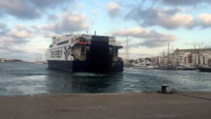 Un ferri parte del puerto de Vila hacia Formentera