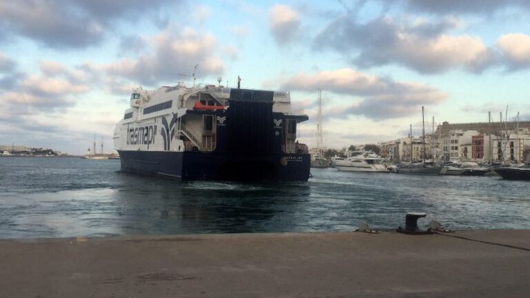 Un ferri parte del puerto de Vila hacia Formentera
