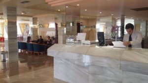 Recepci&oacute;n de un establecimiento hotelero