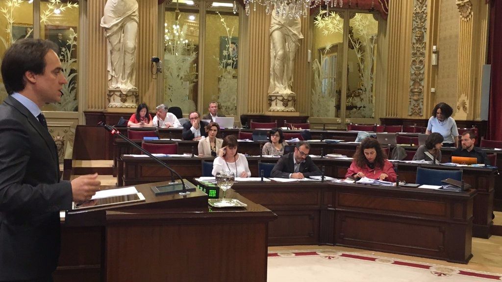 Álvaro Gijón en su intervención parlamentaria