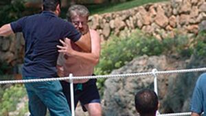 El activista Jaume Sastre forcejeando con la seguridad privada
