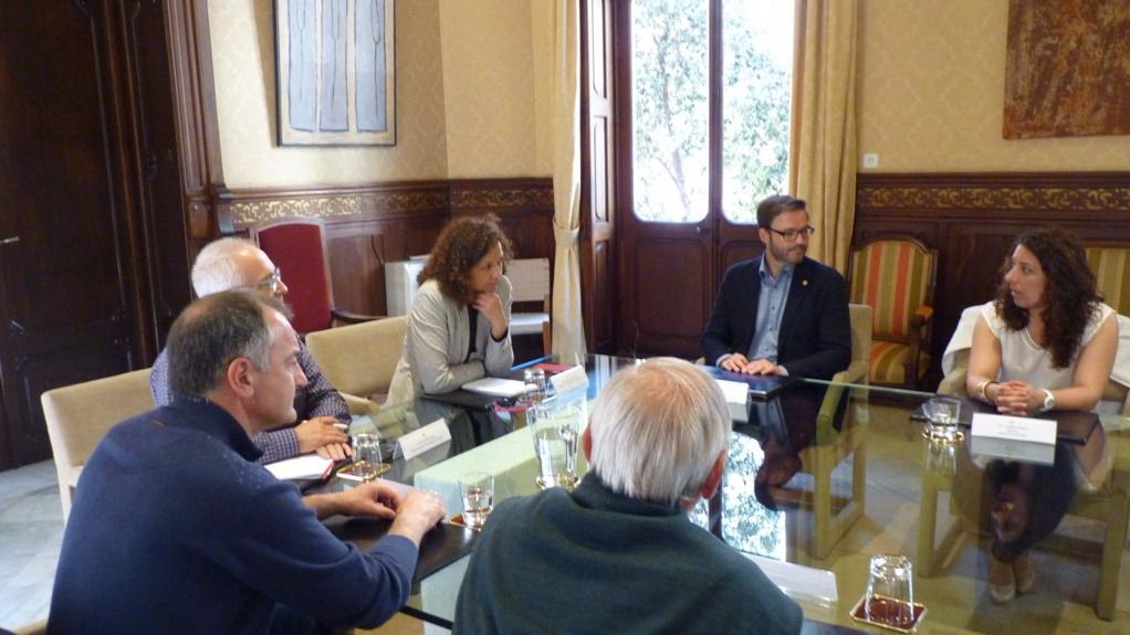 Catalina Cladera con los alcaldes y concejales
