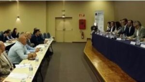 Empresarios y pol&iacute;ticos reunidos para compartir opiniones