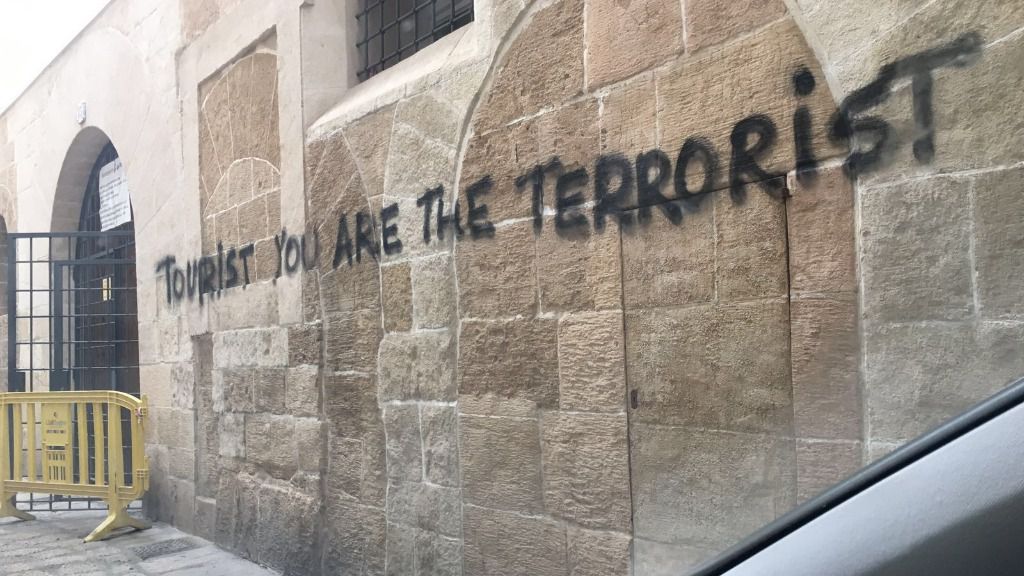 Los turistas continúan viendo mensajes como éste
