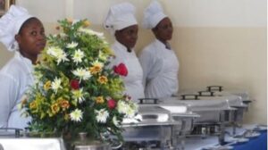 Varias alumnas del centro aprendiendo a servir un buffet