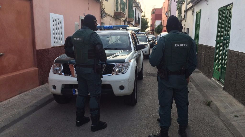 Efectivos de la Guardia Civil en la operación en el barrio de La Soledad