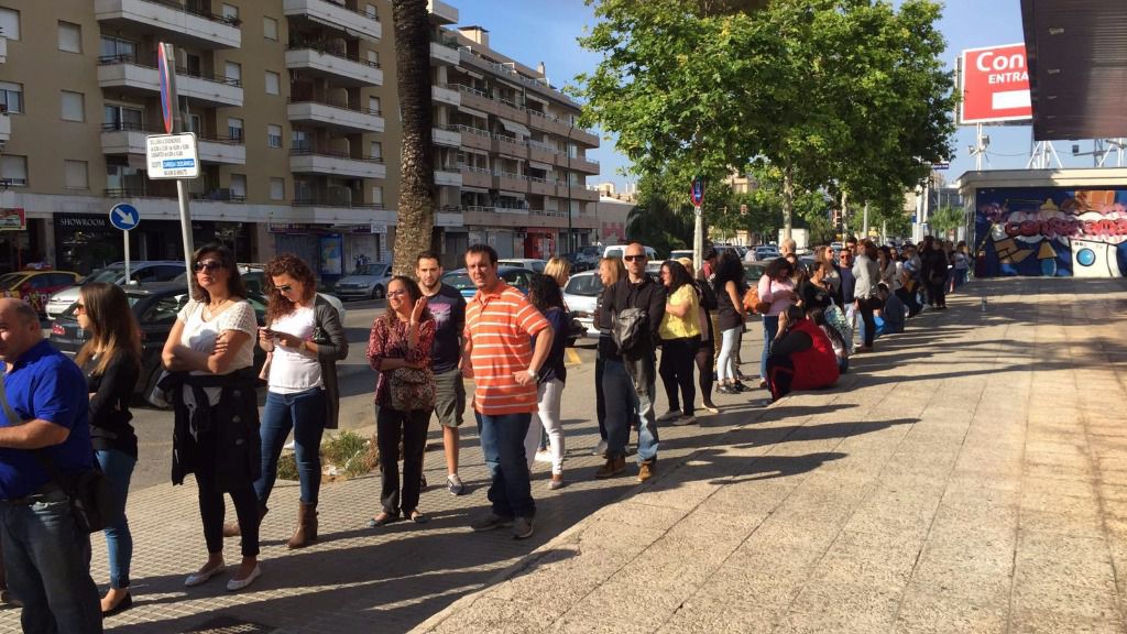 Hacen cola para ser entrevistados FOTO: Tomàs Ibarz