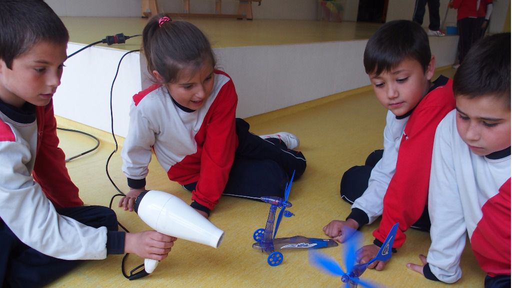 Los niños aprenden qué es la energía utilizando un secador