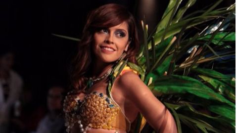 Una de las modelos luciendo el vestido comestible