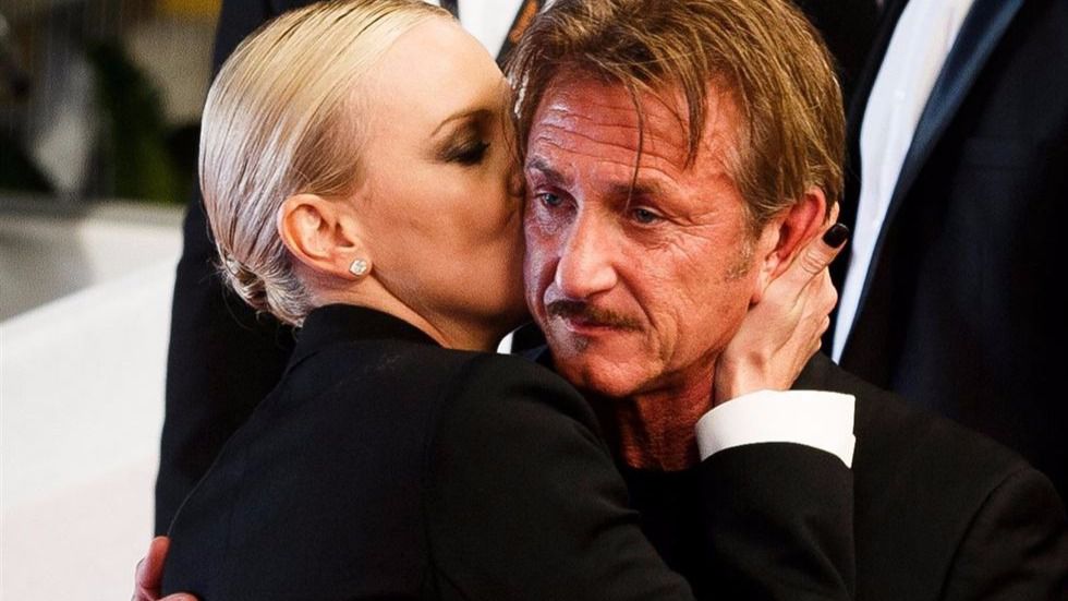 El beso de Charlize Theron a Sean Penn en Cannes