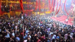 El ocio nocturno y la m&uacute;sica electr&oacute;nica atraen a miles de visitantes a la isla