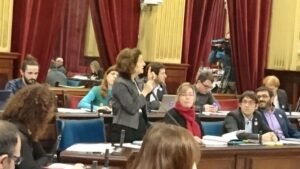 Fina Santiago interviniendo en el Parlament