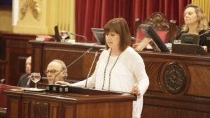 La presidenta, durante su intervenci&oacute;n en el Parlament
