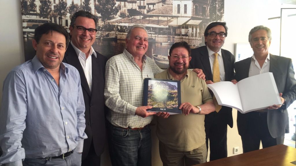 De izquierda a derecha Oscar Mayol, presidente del Sóller, Josep Roquer, director de Cadena Ser en Balears, Vicenç Sastre, propietario de la finca Es Teix, Pere Bonnin, autor del libro, Josep Vilaseca, delegado de la ONCE y Rogelio Araujo, patrono de la Fundació Tren de l'Art durante una comida que tuvo lugar ayer en el restaurante Mar y Sol de Sóller