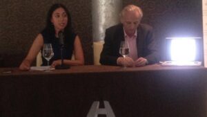 La presidenta de la Asociaci&oacute;n de Periodistas de Balears, &Aacute;ngeles Dur&aacute;n, durante la presentaci&oacute;n de &Aacute;lex Grijelmo