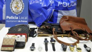 Bolsos y relojes recuperados