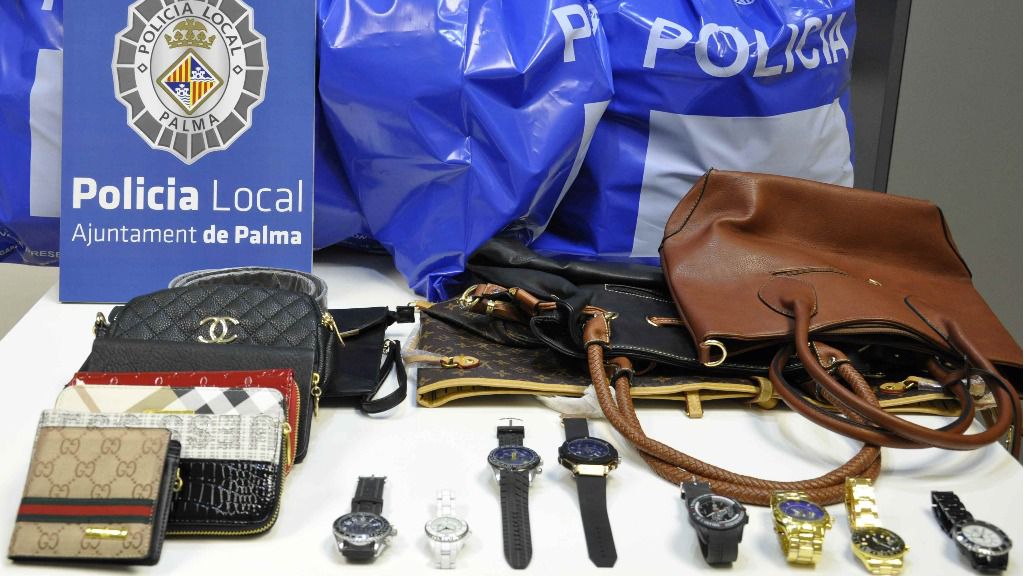 Bolsos y relojes recuperados
