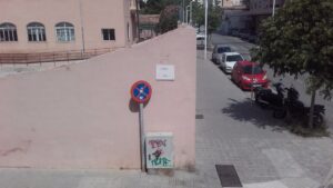 Placa de la calle Honduras de Palma que es totalmente ilegible.