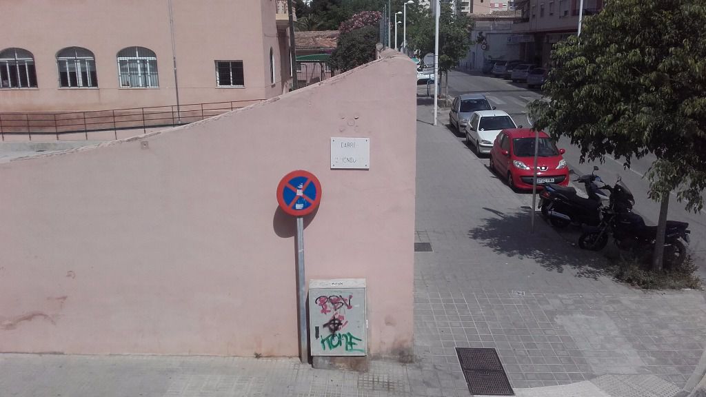 Placa de la calle Honduras de Palma que es totalmente ilegible.