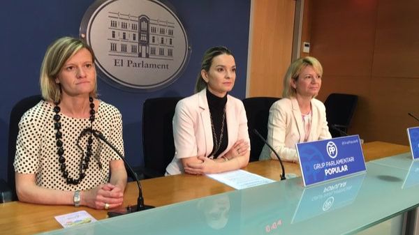 Luisa Serra junto a Marga Prohens y Núria Riera