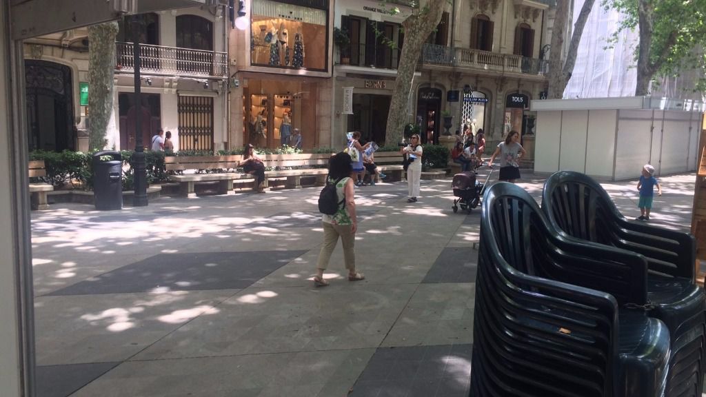 Mientras las sillas de las terrazas están apiladas se observan grandes espacios vacíos