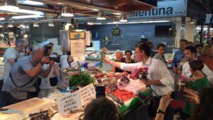 Pedro S&aacute;nchez reparte flores en el mercado d'Eivissa. Foto: Joan Miquel Perpinya