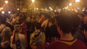 Los aficionados del Real Madrid celebran el triunfo de su equipo